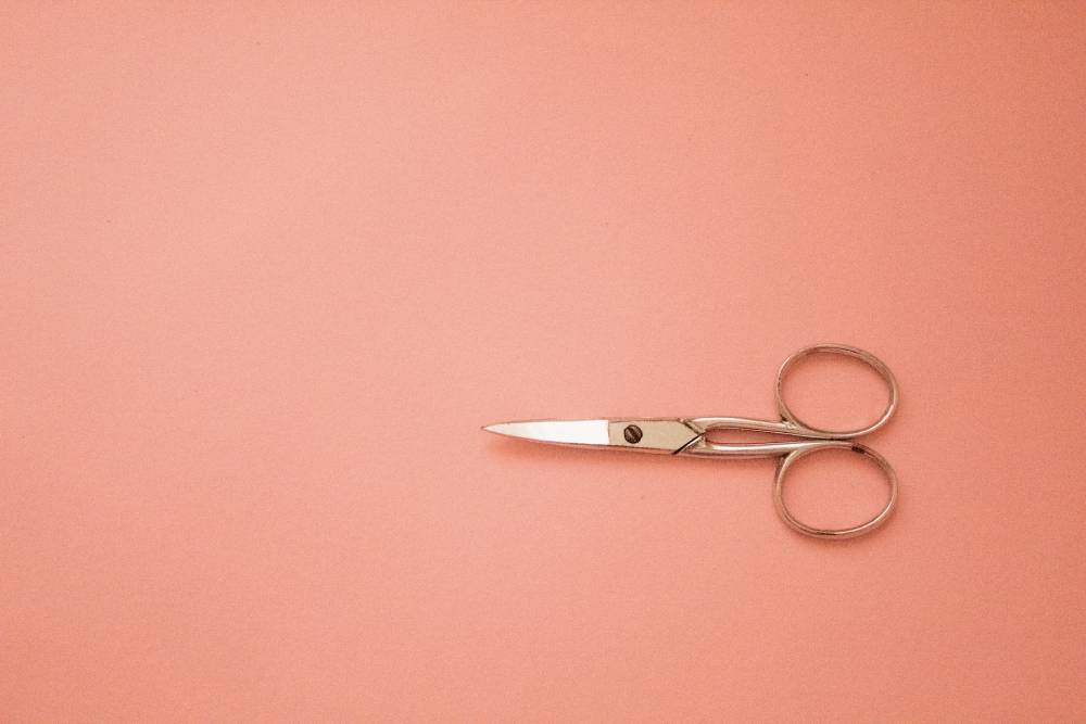 kleštičky vs nůžky na nehty
