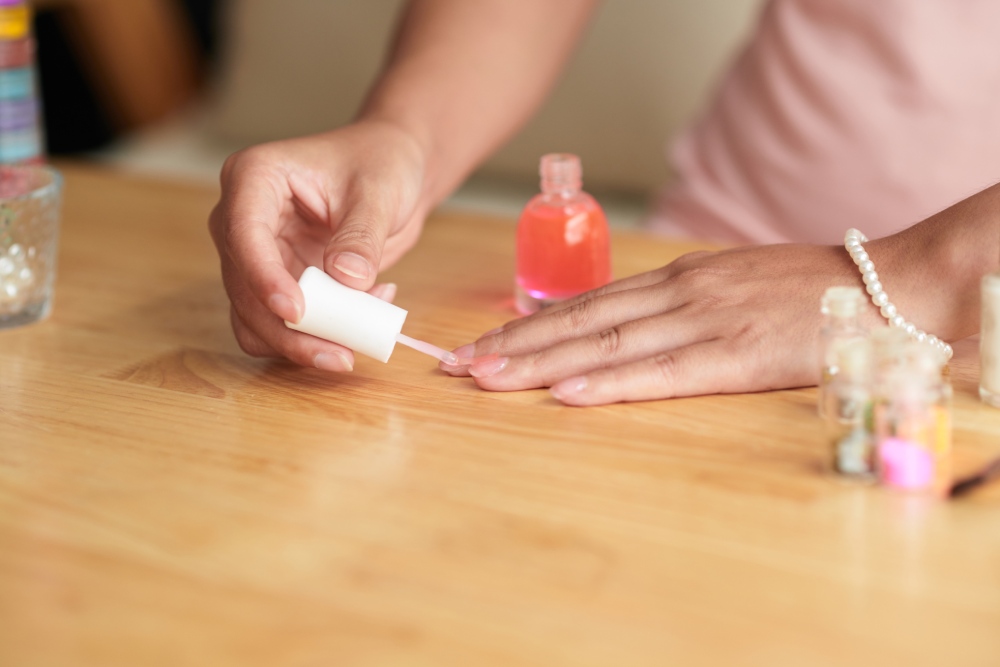 Jak urychlit schnutí laku na nehty?